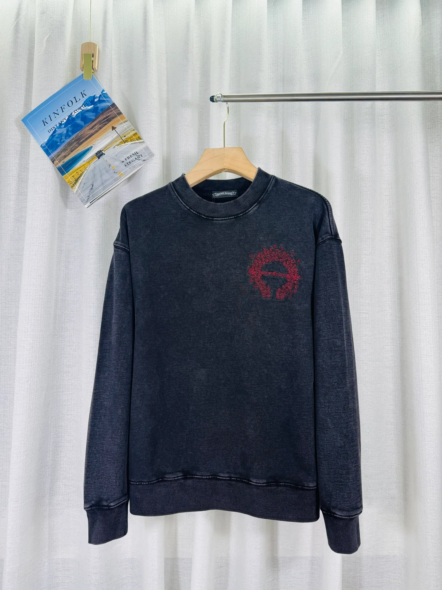 P270 top version, real shot without P, ​​different from market currency) 𝗖𝗵𝗿𝗼𝗺𝗲 𝗛𝗲𝗮𝗿𝘁𝘀/Cro Heart 2025 washed patch embroidery autumn and winter new original single counter American laser burnt 3D three-dimensional color embroidered couple casual sweatshirt 👑The highest version! Customized fabric 430g tripe terry fabric! American acid-washed and distressed original fabric laser burnt ✟appliqué embroidery and exquisite embroidery of letters! The best-selling model in the counter, very comfortable to wear. Accessories: original molded and authenticated collar label➕100% silk wash label. Genuine purchase-grade original hangtag➕matching hanging rope➕3D hanging beads➕original packaging bag. Craftsmanship: The original version has consistent wiring! The highest version of the armhole matching technique! Color: Gray Black Size: S M L XL Style No.: 9301